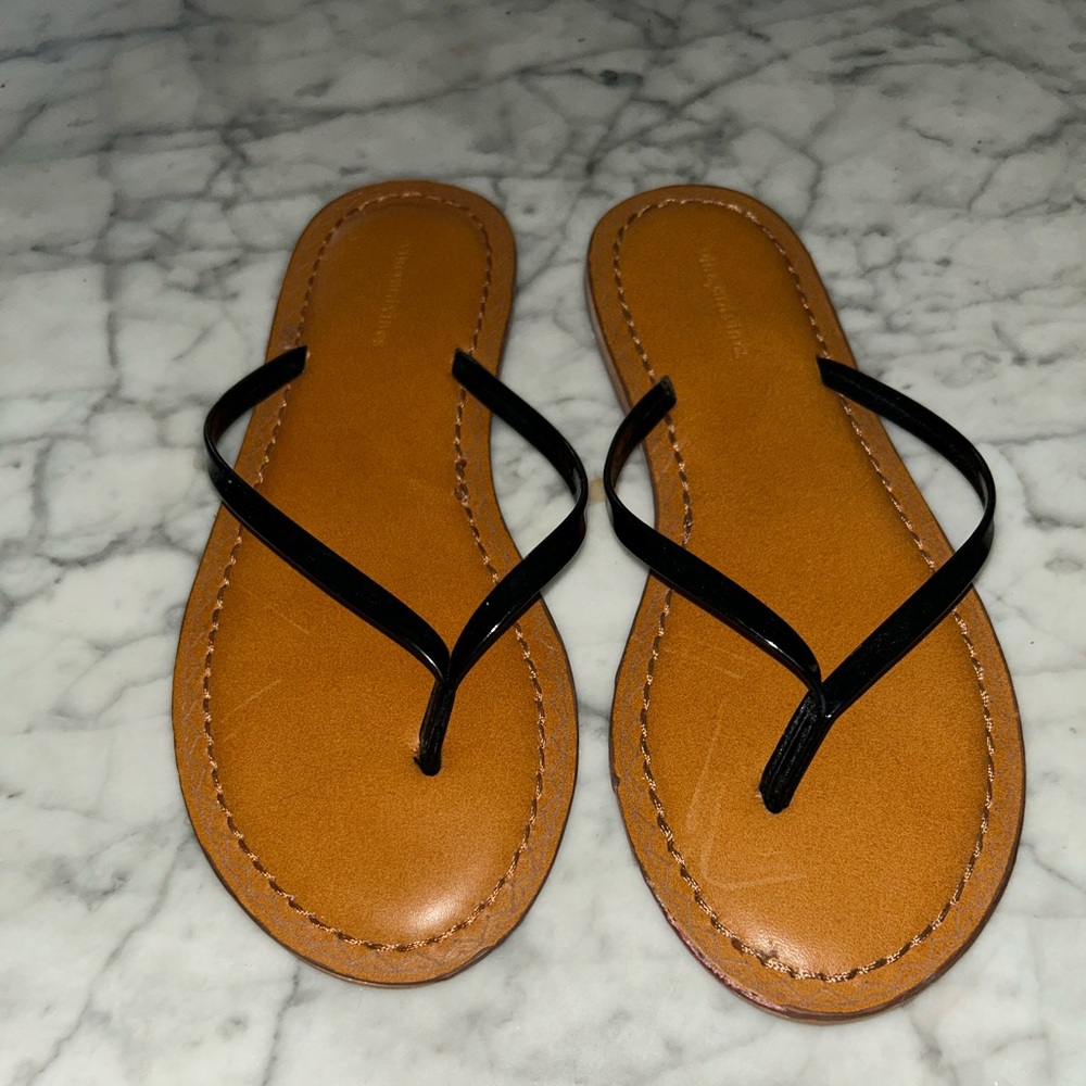 Vineyard Vines Black and Tan Sandals Patent Leather Look